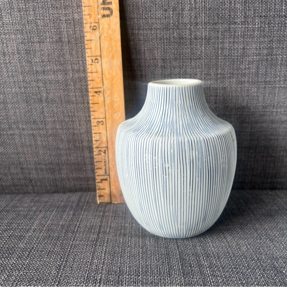 Inca mini bud vase Elegant Blue and White Striped porcelain made in Thailand - Picture 10 of 11